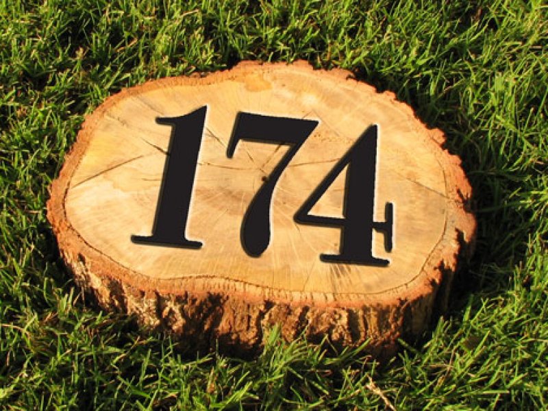 yardage-markers-golf-course-tee-fairway-yardage-markers